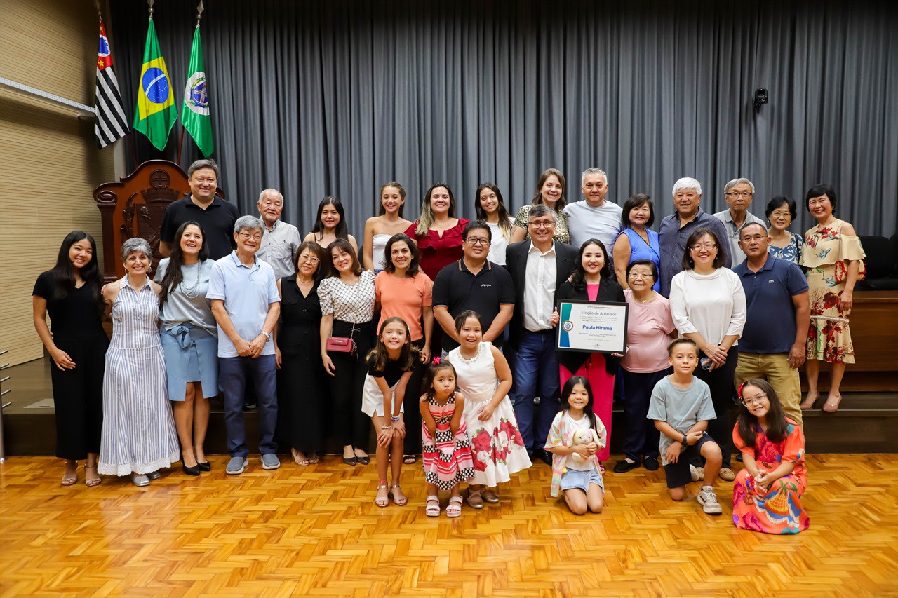 A cantora Paula Hirama recebeu a homenagem na 15ª Reunião Ordinária