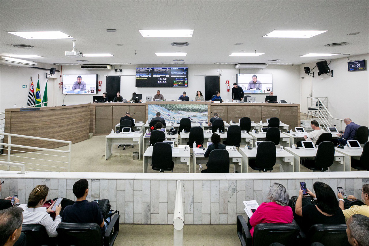 Requerimentos foram aprovados nesta segunda-feira