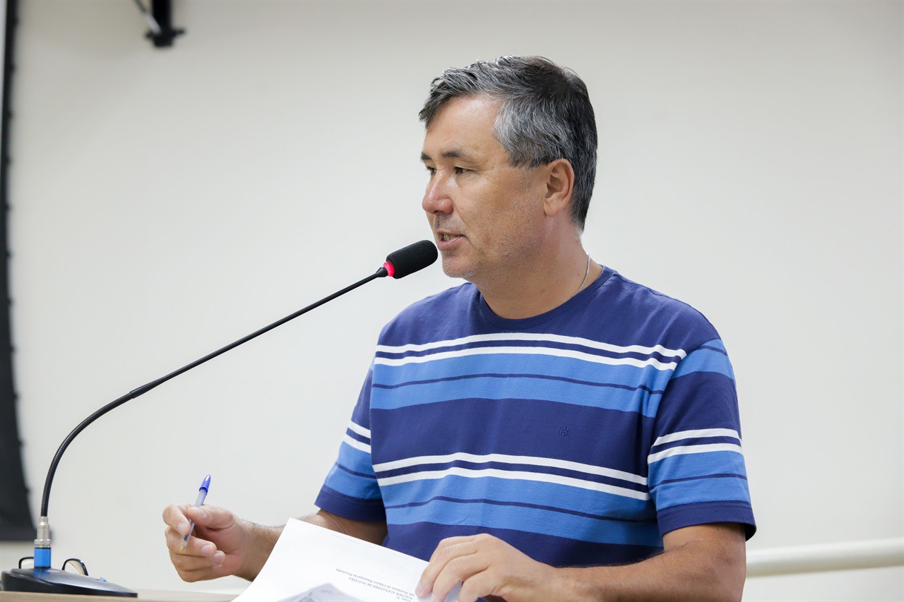 Vereador solicita melhorias em praças do bairro Água Branca