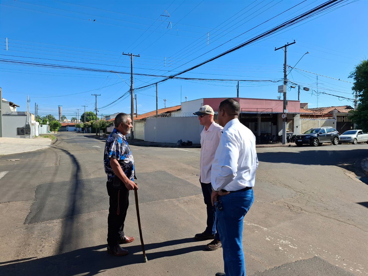 Thiago Ribeiro e engenheiros vistoriam bairros para solucionar problemas de alagamento
