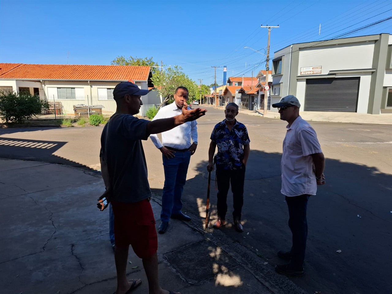 Thiago Ribeiro e engenheiros vistoriam bairros para solucionar problemas de alagamento