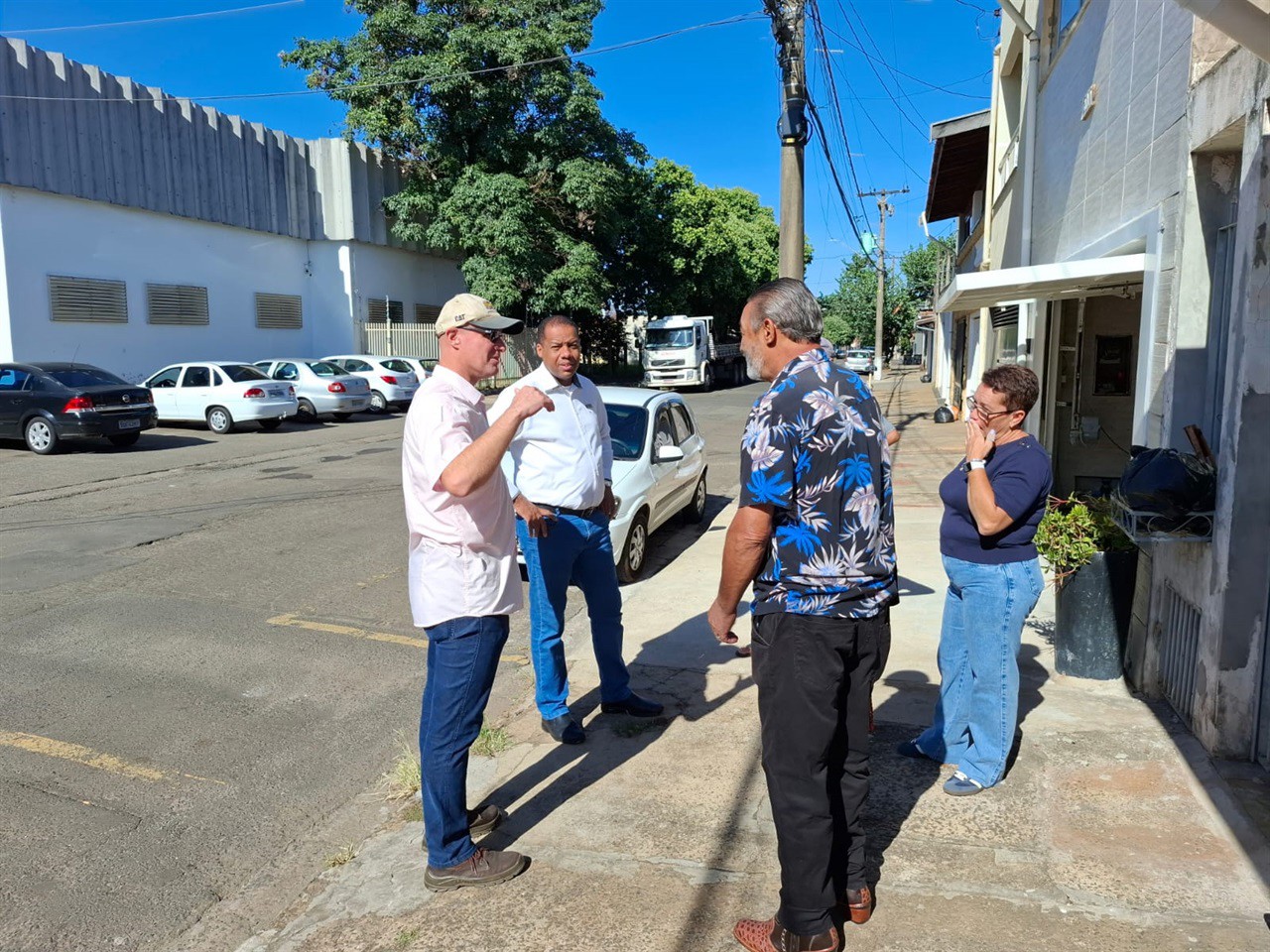 Thiago Ribeiro e engenheiros vistoriam bairros para solucionar problemas de alagamento