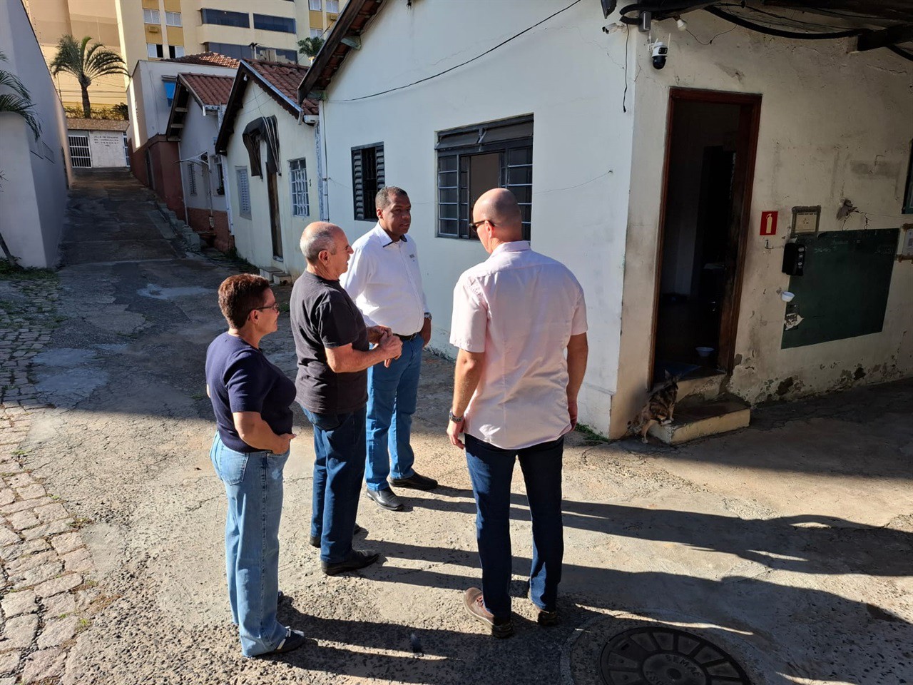 Thiago Ribeiro e engenheiros vistoriam bairros para solucionar problemas de alagamento