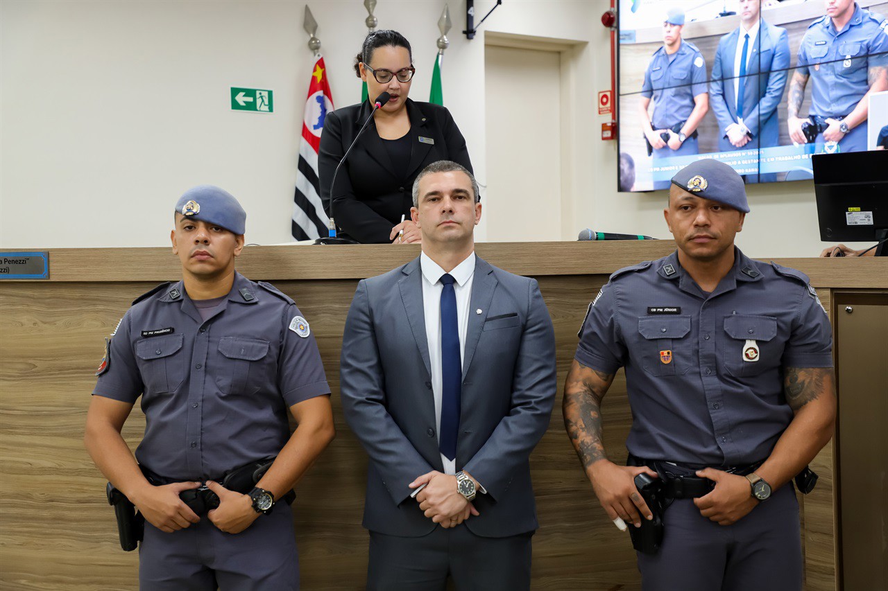 Soldado PM Prudêncio, vereador Renan Paes (PL), e Cabo PM Junior, durante entrega de moção de aplausos