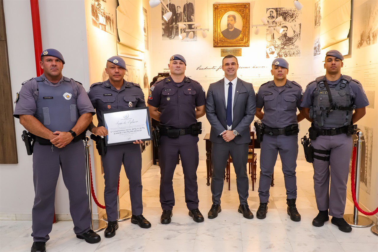Entrega de moção de aplausos para policiais militares
