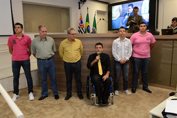 Entrega Moção a criadores de cadeira odontológica adaptada