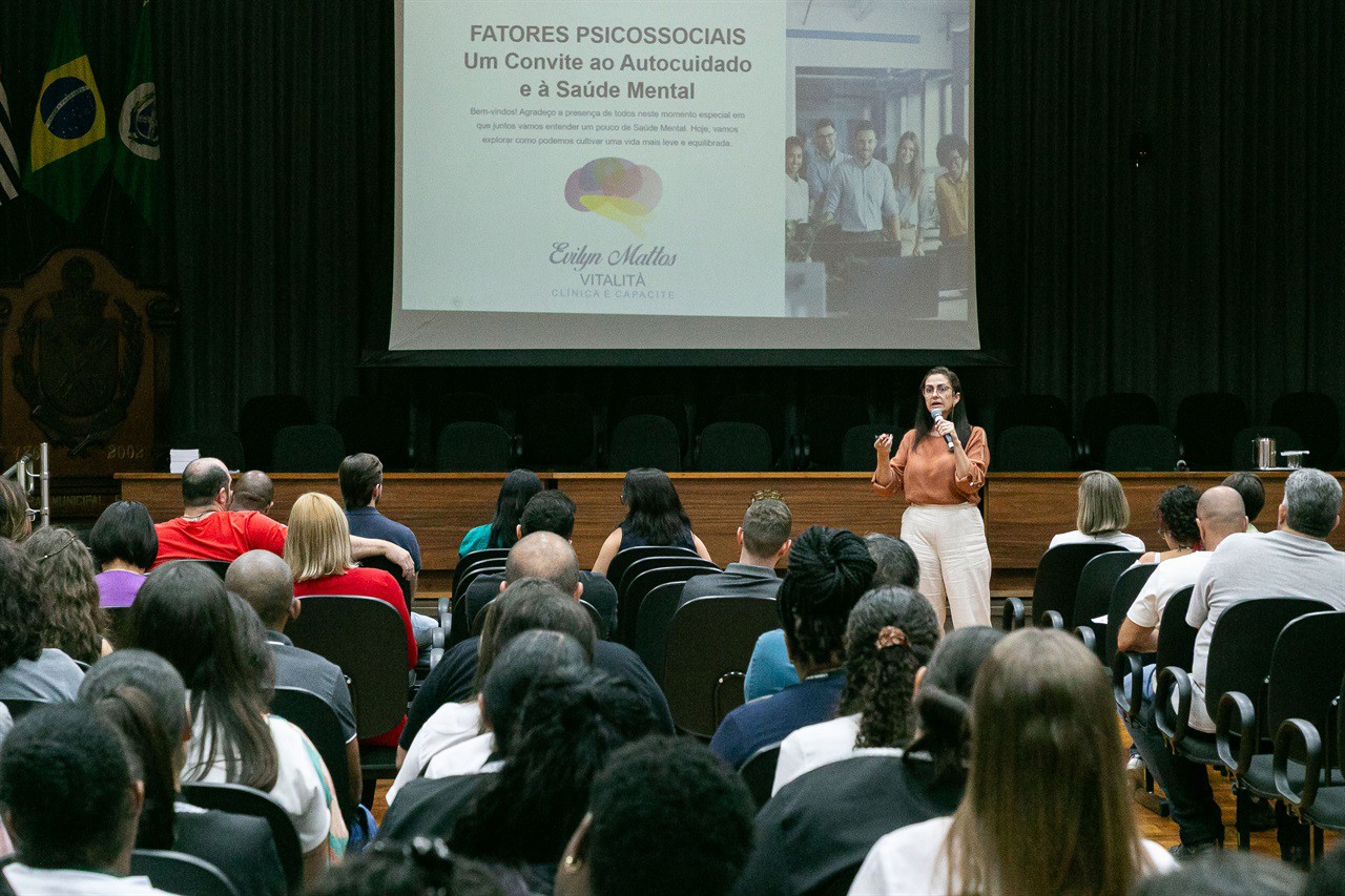 Palestras ocorreram no salão nobre da Câmara, nesta segunda-feira