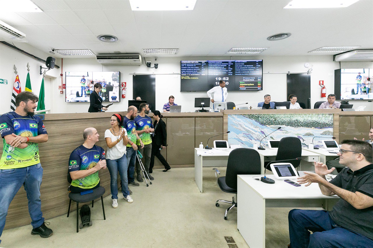 Moção de aplausos foi entregue durante a 20ª Reunião Ordinária
