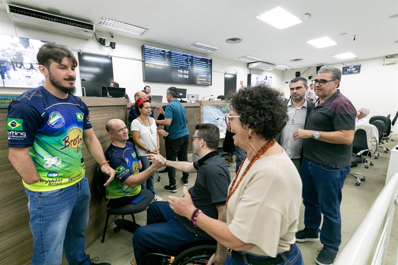 Moção de aplausos foi entregue durante a 20ª Reunião Ordinária