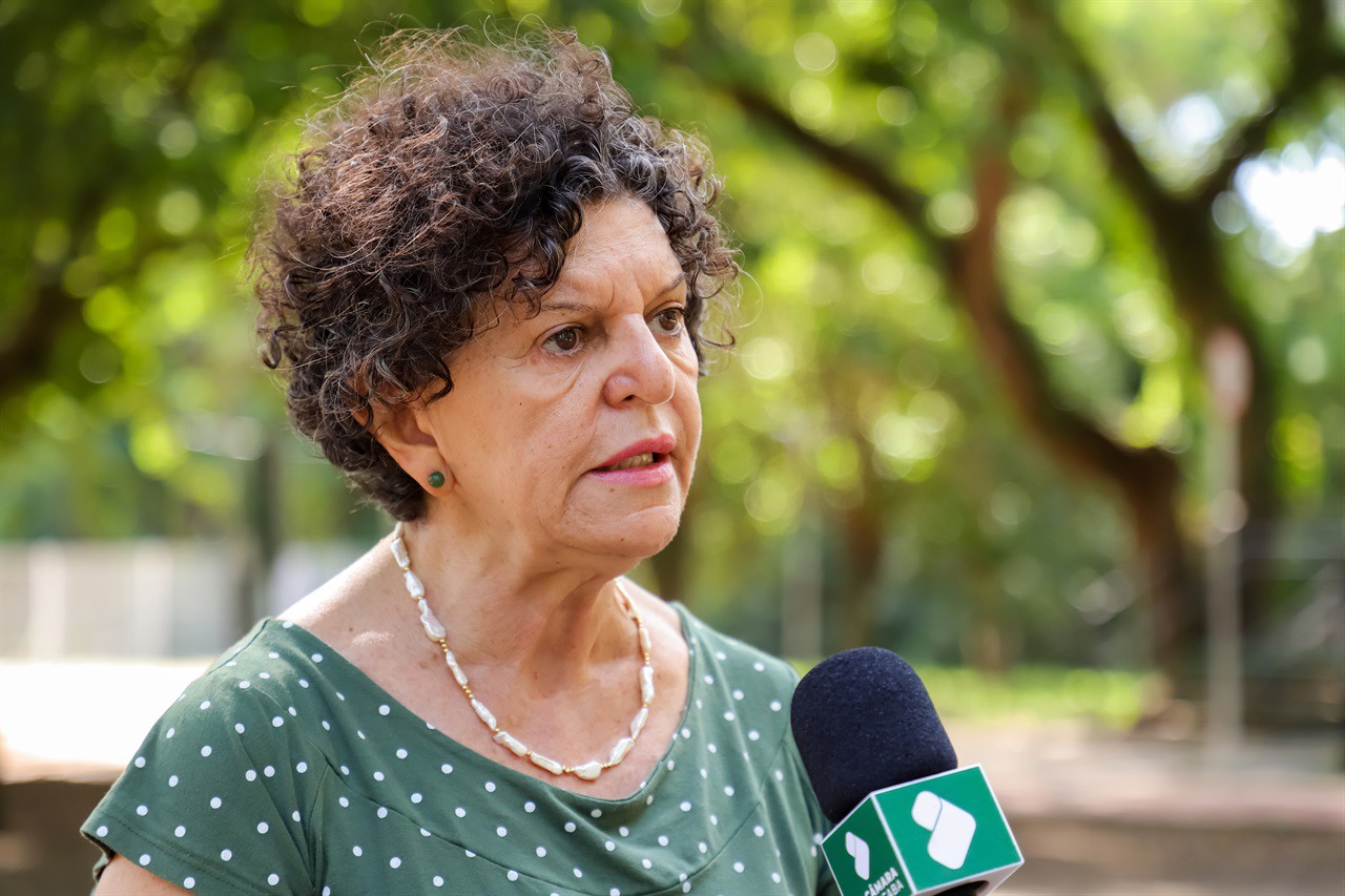 Vereadora faz plantio de árvore pelo Dia do Rio Piracicaba