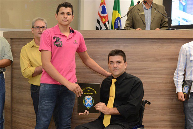 Entrega Moção a criadores de cadeira odontológica adaptada