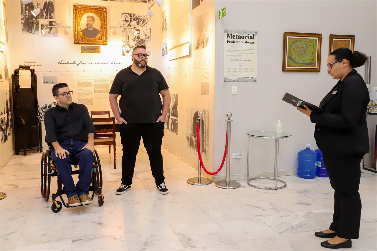 Entrega de voto de congratulações para Mayxon Sacchi