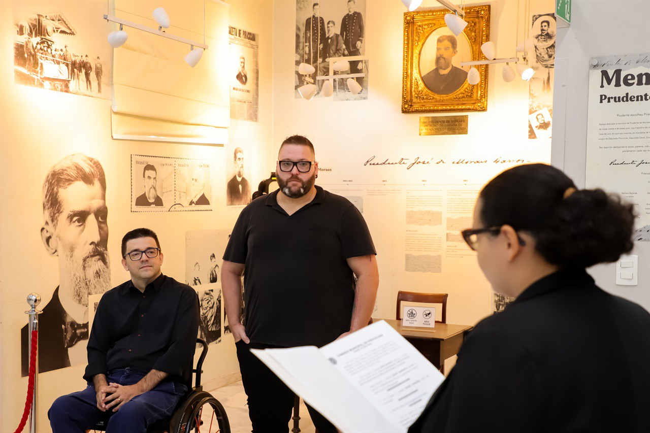 Entrega de voto de congratulações para Mayxon Sacchi