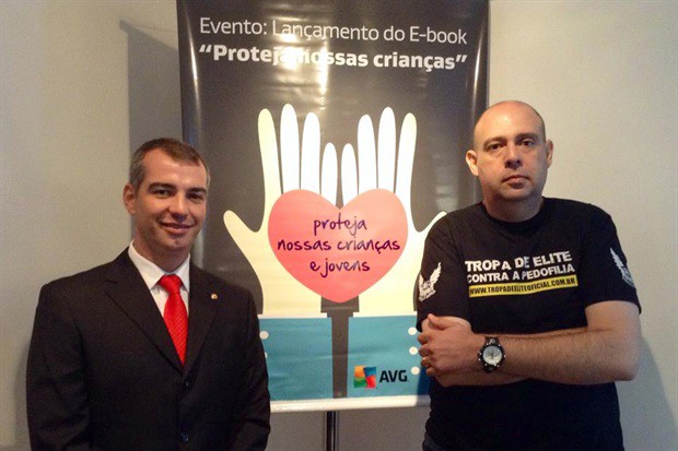O promotor Carlos José Fortes e o vereador Paulo Henrique durante lançamento da obra