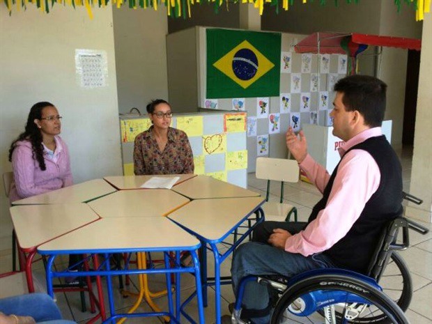 Pamela Cristina da Silva, responsável pelo Nisfram, recebeu o vereador