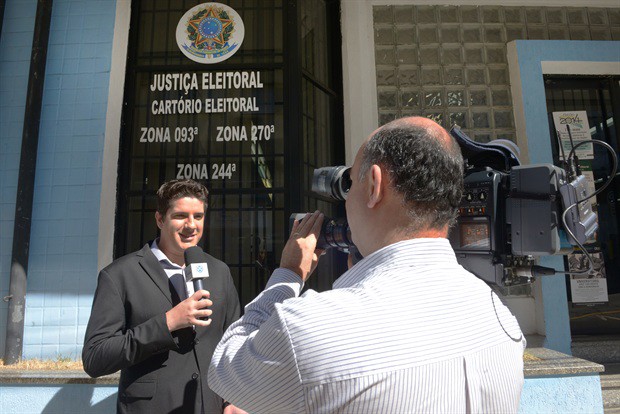 Equipe no cartório eleitoral entrevistará candidatos e atualizará o resultado das urnas