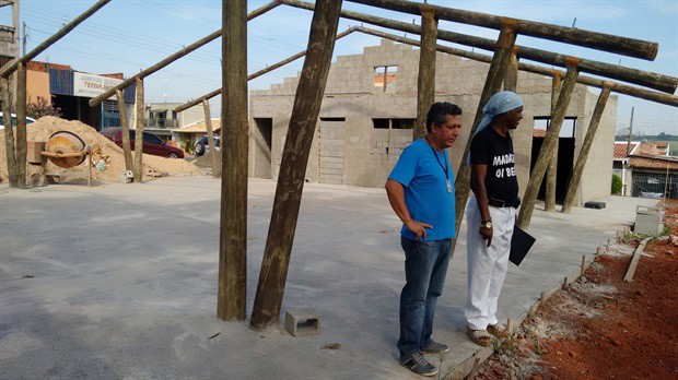 Acompanhada de sua assessoria, Madalena esteve nesta terça-feira no bairro Santo Antonio