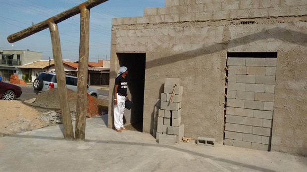 Acompanhada de sua assessoria, Madalena esteve nesta terça-feira no bairro Santo Antonio