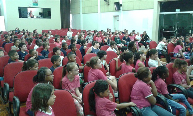 Bandeira recebe alunos da Escola Morais Barros