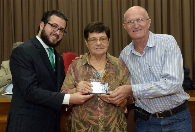 Matheus Erler e Camolesi prestam homenagem em memória, por meio de familiar, ao ex-vereador Newton da Silva, da legislatura 1973-1976