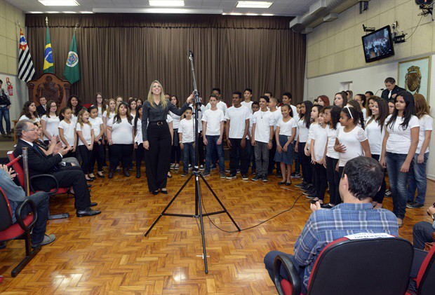 O coral do Projeto Guri de Piracicaba apresentou parte de seu repertório durante a solenidade