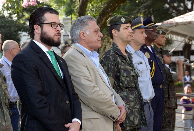 Ato na praça José Bonifácio antecedeu reunião solene na Câmara