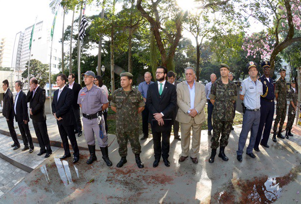 Ato na praça José Bonifácio antecedeu reunião solene na Câmara