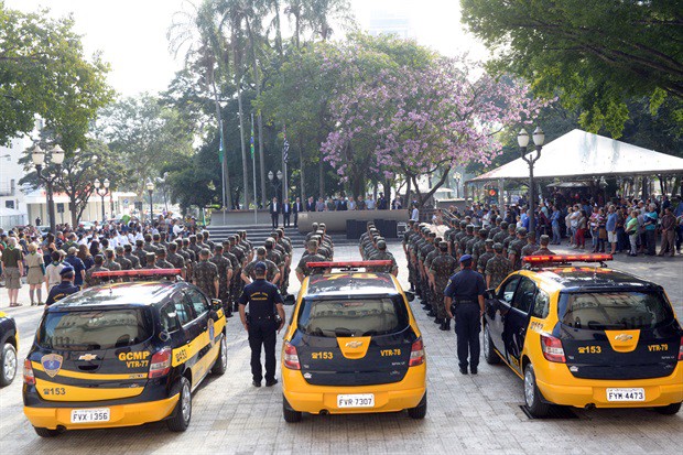 Ato na praça José Bonifácio antecedeu reunião solene na Câmara