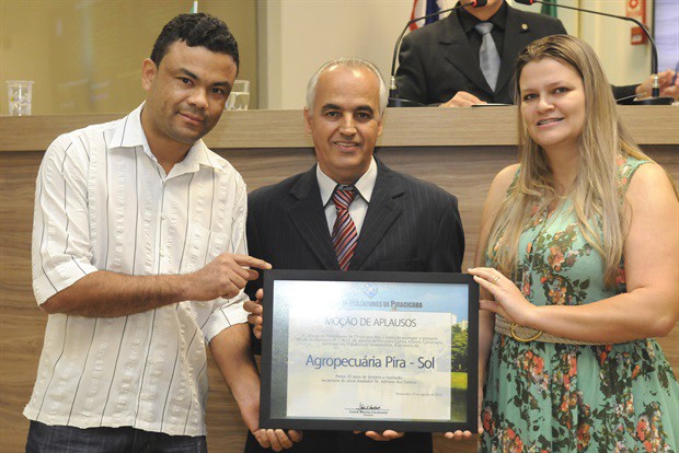 Adriano dos Santos Rosa e Elisângela Magrini dos Santos recebem a homenagem de Carlinhos