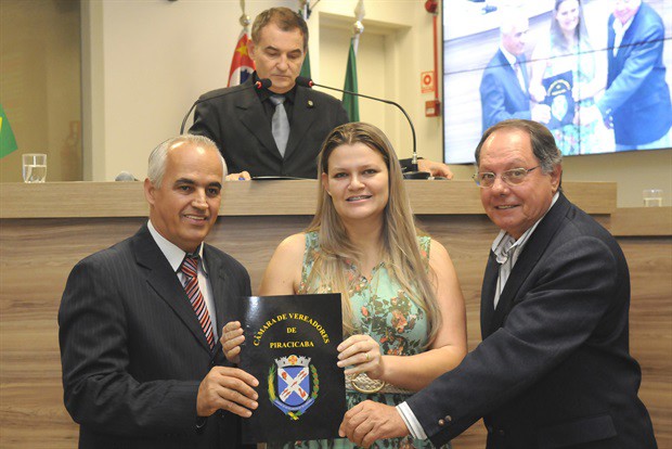 Carlinhos, junto com Longatto, homenageia Elisângela Magrini dos Santos