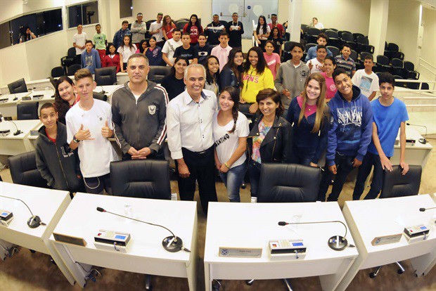 Estudantes da Maria de Lourdes Consentino participaram do projeto Conheça o Legislativo