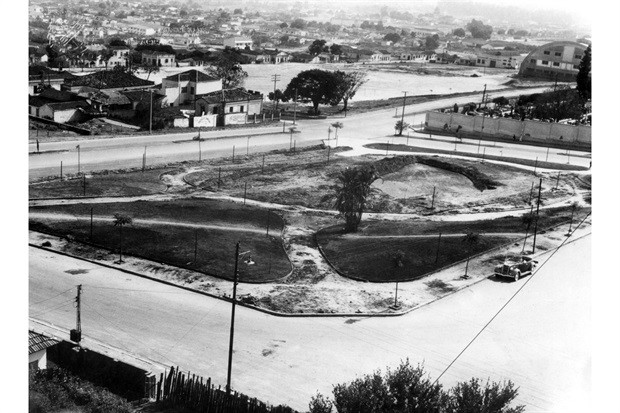 Foto mostra como era a praça da Saudade entre as décadas de 1940 e 1950
