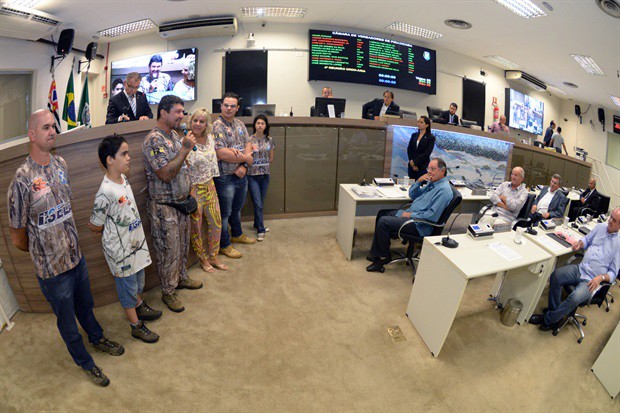 Ato de entrega da moção de aplausos ocorreu na reunião ordinária desta segunda-feira