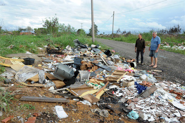 Parlamentar constatou despejo irregular de entulho em vários terrenos baldios