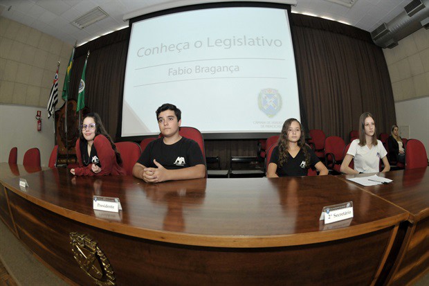 "Conheça o Legislativo" recebeu alunos do "Mello Ayres"