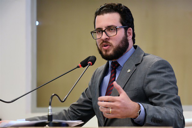 Erler usou a tribuna durante a reunião ordinária desta segunda-feira