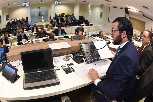 "Não consigo entender que a solução seja sempre aumentar o custo sobre a sociedade", disse Erler