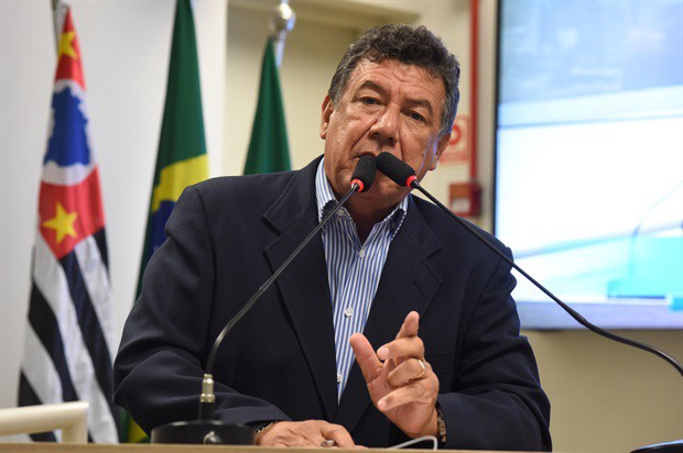 Lair Braga ocupou a tribuna durante a reunião ordinária desta quinta-feira