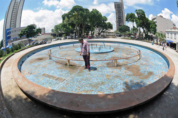 Vereador conferiu a situação da praça José Bonifácio na tarde desta quinta-feira