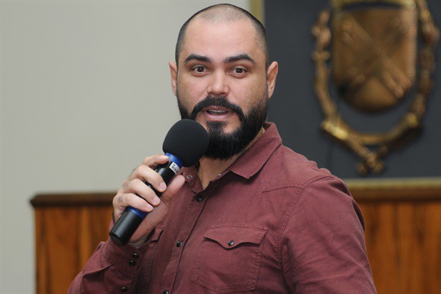 Fábio Bragança, diretor do Departamento de Documentação e Arquivo da Câmara, ministra palestra sobre o histórico de formação das Câmaras