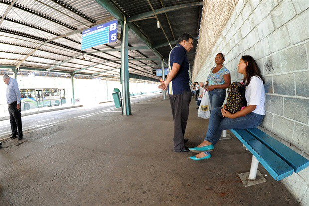 No Terminal Piracicamirim, Lair Braga conversou com usuários do transporte público