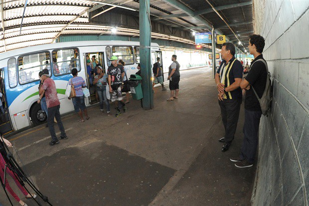 No Terminal Piracicamirim, Lair Braga conversou com usuários do transporte público
