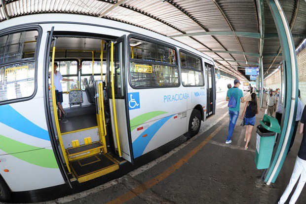 No Terminal Piracicamirim, Lair Braga conversou com usuários do transporte público