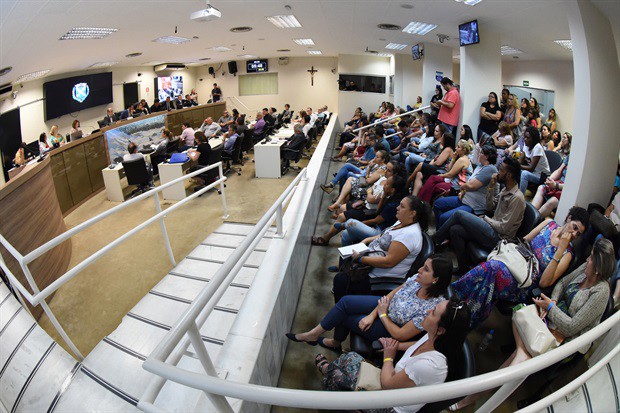 Público lotou a galeria do plenário durante a reunião pública, na noite desta quarta-feira