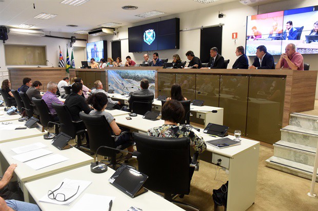 Reunião pública contou com a participação de 16 vereadores e da secretária municipal de Educação, Angela Correa