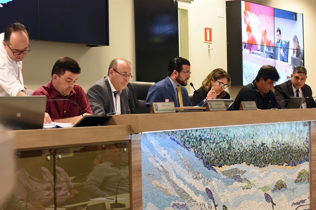 Reunião pública contou com a participação de 16 vereadores e da secretária municipal de Educação, Angela Correa