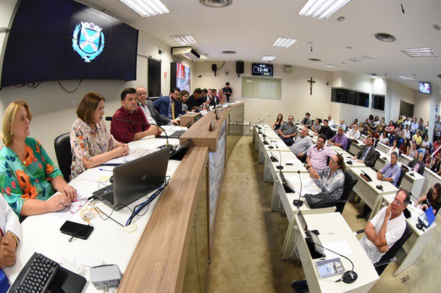 Reunião pública contou com a participação de 16 vereadores e da secretária municipal de Educação, Angela Correa