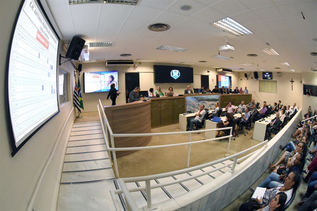 Reunião pública contou com a participação de 16 vereadores e da secretária municipal de Educação, Angela Correa