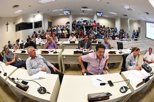 Reunião pública contou com a participação de 16 vereadores e da secretária municipal de Educação, Angela Correa