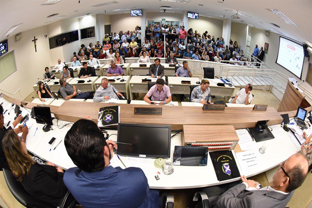 Reunião pública contou com a participação de 16 vereadores e da secretária municipal de Educação, Angela Correa